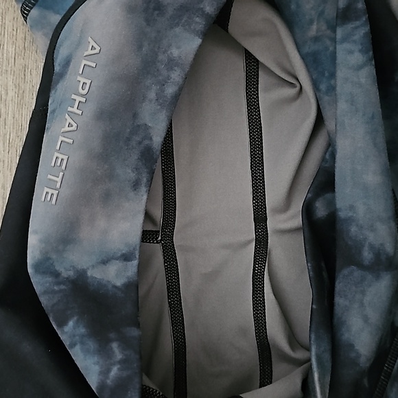 Alphalete shorts 5" inseam blue/gray tie dye V waist sz S EUC - Picture 4 of 5